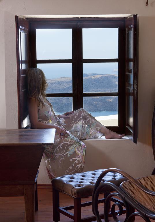 Lava Suites & Lounge Фира Екстериор снимка